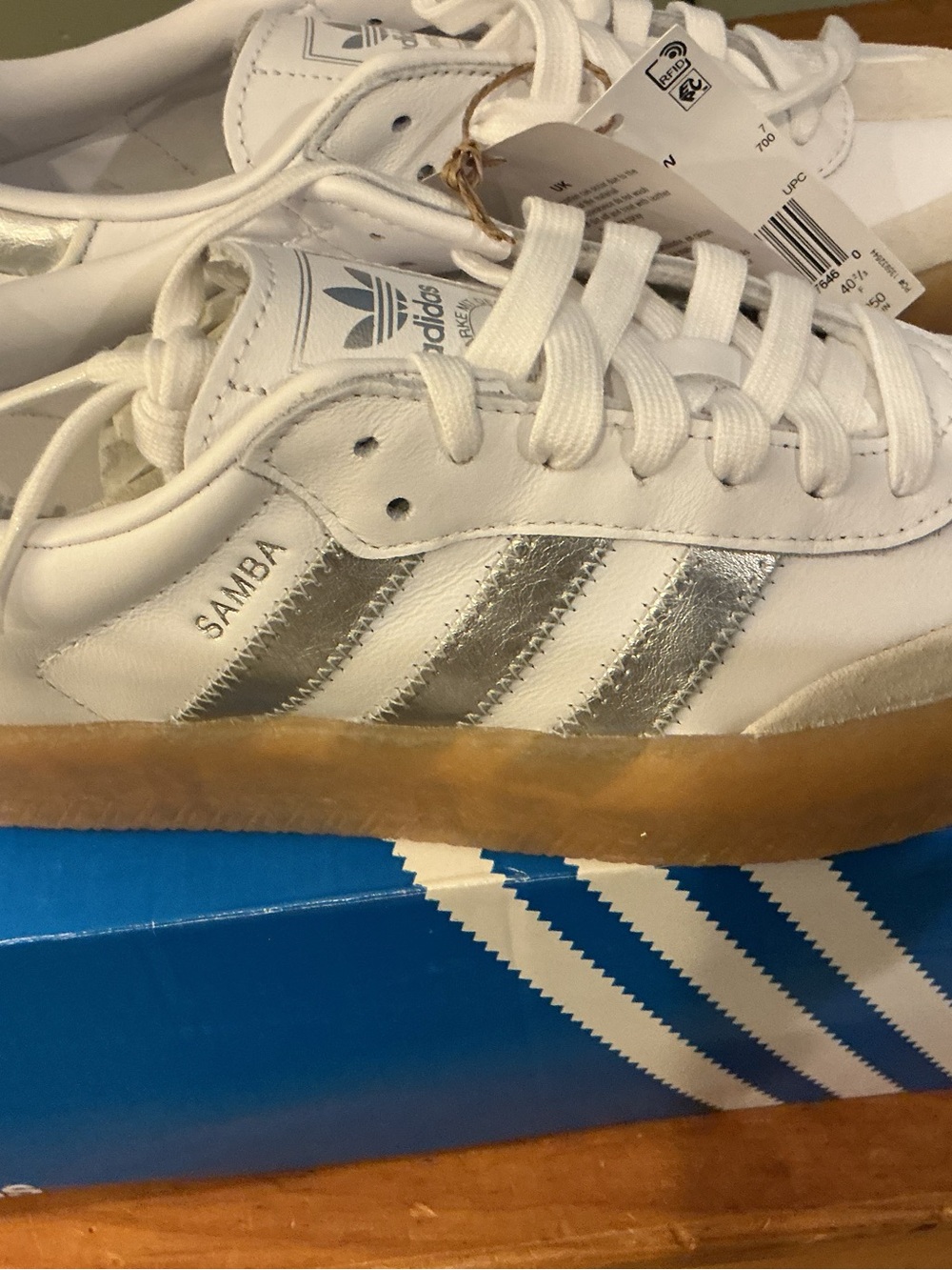 adidas sambe W  Classic White Sneakers and Gum Sole Women’s 8.5 JQ8412 - Picture 3 of 7